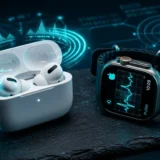 AirPods 5 e Apple Watch Series 12 sobre superfície escura com reflexos ciano