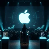 Palco de evento da Apple com logo iluminado em ciano e silhueta do novo CEO, simbolizando a era John Ternus