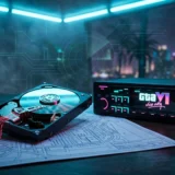 Disco rígido aberto com dados vazando em luz vermelha sobre um mapa de Liberty City e um rádio de carro neon com o logo de GTA VI