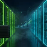 Fileiras de GPUs Nvidia empilhadas em data center escuro com luz verde e ciano, logo da Nvidia em destaque