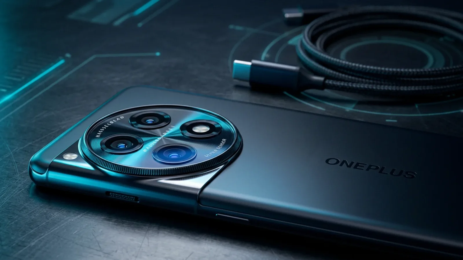 Smartphone de costas sobre superfície escura mostrando módulo de câmera circular com reflexo ciano nas lentes